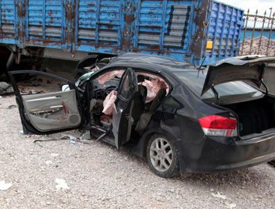 HÜSEYIN KORKMAZ - Otomobil tıra çarptı: 3 ölü