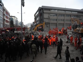 Başbakan Erdoğan Bayram Otel Enkazında İncelemelerde Bulundu