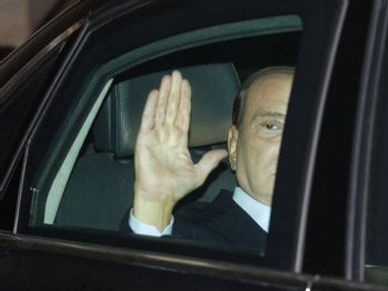 Berlusconi İstifa Etti