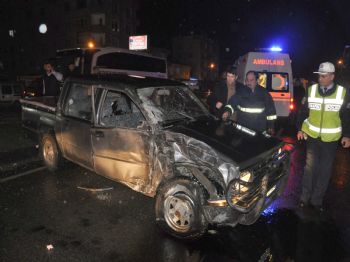 BOLAMAN - Kamyonet İle Minibüs Çarpıştı: 8 Yaralı