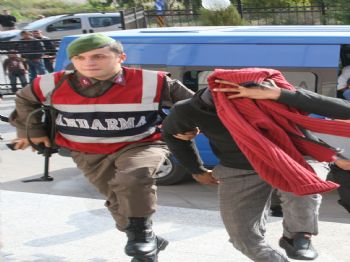 Otel Kapısındaki Bot İzi Hırsızları Yakalattı