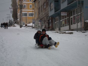 Sarıkamış’ta Çatılarda Oluşan Buz Sarktıları Korkutuyor
