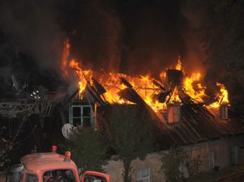 Tunceli`de, Lojman Olarak Kullanılan 75 Yıllık Kışla Yandı