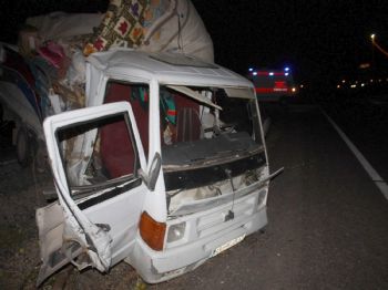 Yolcu Otobüsü İle Kamyonet Çarpıştı: 2 Yaralı