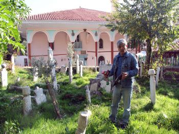 446 Yıllık Caminin Haziresi Çöplüğe Döndü