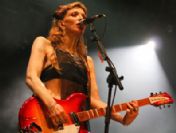 Courtney Love binlerce seyircinin karşısında soyundu