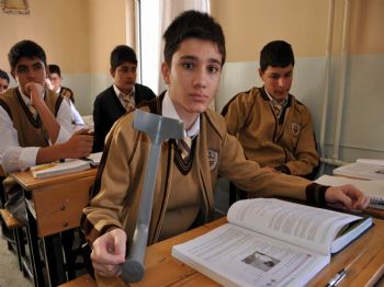Koltuk Değnekleriyle Okula Gidiyor