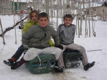 BEYYURDU - Sınır Köyündeki Çocukların Kayak Keyfi