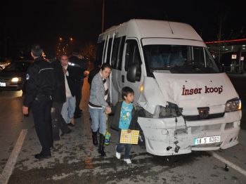 ALANYURT - Bursa`da Servis Minibüsü İle Otomobil Çarpıştı