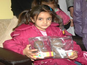 Cumhurbaşkanı Gül`den Çorap İsteyen Minik Helin Artık Üşümeyecek