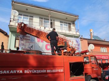 Evde Mahsur Kalan Çocuğu İtfaiye Kurtardı