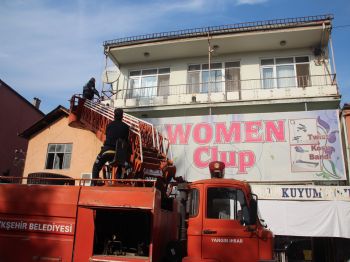 Evde Mahsur Kalan Çocuk İtfaiye Tarafından Kurtarıldı