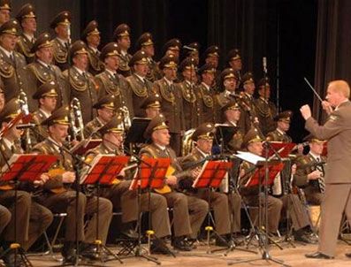 Kızılordu Vanlı depremzedeler için çaldı