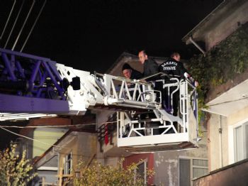 Yangında Mahsur Kalan 5 Kişiyi İtfaiye Kurtardı