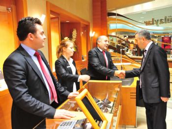 Başkan Uzun`dan, Yanan Alışveriş Merkezindeki Esnafa `geçmiş Olsun` Ziyareti