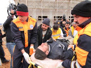 Çöken İskelede Mahsur Kalan 5 İşçiye Nefes Kesen Kurtarma Operasyonu