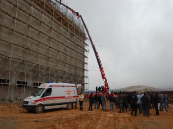Fabrika inşaatının iskelesi çöktü, yaralanan 5 işçi vinçle kurtarıldı