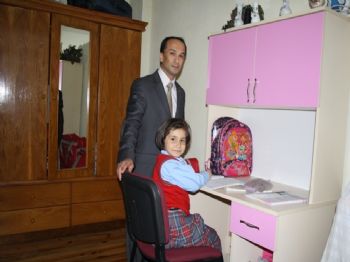 Güce’de 105 Öğrenciye Çalışma Masası Dağıtıldı.