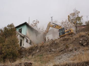 Mamak`ta 157 Gecekondunun Yıkımı Başladı