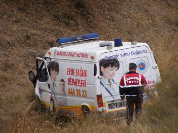 Virajı Alamayan Ambulans Uçuruma Yuvarlandı