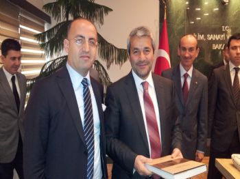 KOMBASSAN - Divapan Genel Müdürü Zengin`den Bakan Ergün`e Kitap Hediye