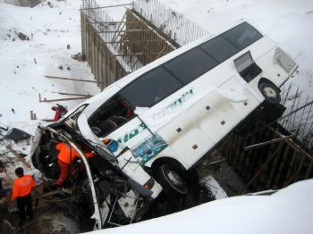 Erzurum`da Yolcu Otobüsü Şarampole Yuvarlandı: 5 Ölü, 37 Yaralı (2)