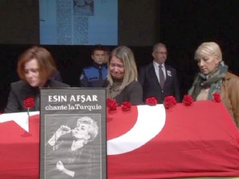 RUTKAY AZIZ - Esin Afşar`ı Sanatçı Dostları Uğurladı