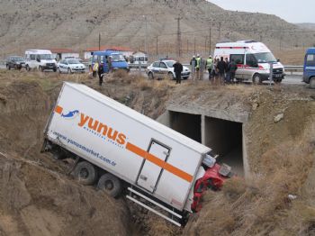 Kamyon Dereye Uçtu: 1 Ölü