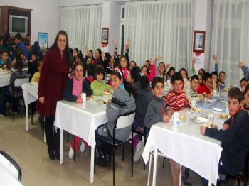 Kaymakam Öğrencilere Baklava İkram Edip, Bot ve Mont Hediye Etti