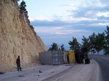 Makarna Yüklü Tır Devrildi: 1 Yaralı