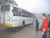 Otobüs geçerken yol çöktü
