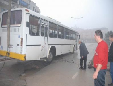 Otobüs geçerken yol çöktü