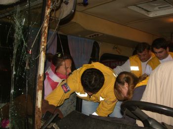 Servis Aracı Direğe Çarptı: 2 Yaralı