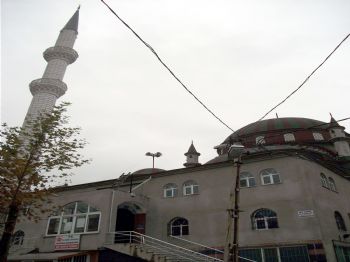 Yanlış kıbleye 5 yıl sonra gelen 'pardon' cemaati kızdırdı