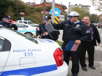 Belediye Otobüsü Polise Çarptı