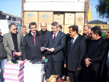İzmir`den depremzedelere 5 bin çift ayakkabı gönderildi