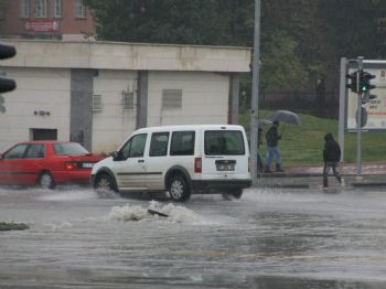 Gaziantep`te Şiddetli Yağmur Hayatı Felç Etti