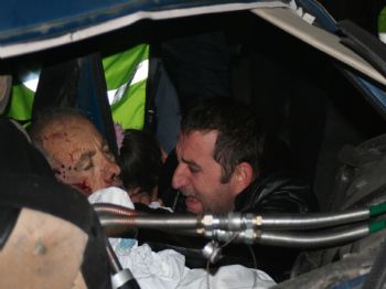 Hatalı Sollama Yapan Otomobil, Tır`ın Altına Girdi: 1 Ölü