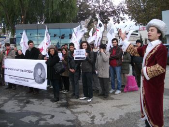 DOLMABAHÇE SARAYı - İşçi Partili Tgb’den Dolmabahçe Sarayı Önünde `abdülmecid` Protestosu