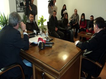 Öğretmen Atamalarını Protesto Eden Eylemciler, Mhp`li Doğru`yu Ziyaret Etti