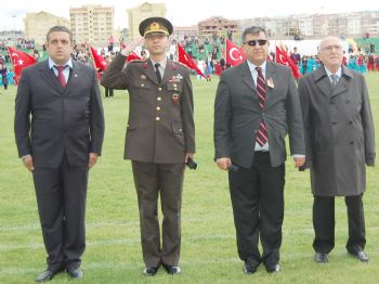 TURGUT OĞUZ - Aliağa Şehit Binbaşı Başayar`ı Bağrına Bastı