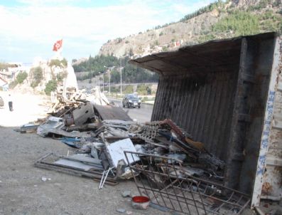 Belen geçidinde freni patlayan hurda yüklü kamyon dehşet saçtı