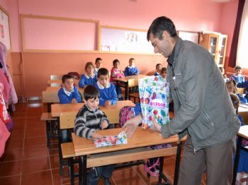 NEJAT ECZACıBAŞı - Eczacıbaşı’ndan Şenkayalı Öğrencilere Kırtasiye Yardımı