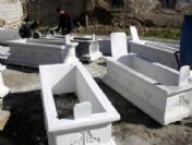 Erciş`te Mezar Taşı Ustalarına Sipariş Yağıyor