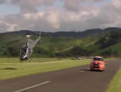 Otomobil ve helikopterin yarışı nefes kesti