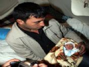 (özel Haber) Deprem Bölgesinde Donmak Üzere Olan Bir Bebek Bulundu