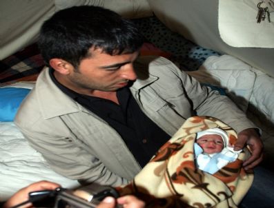 (özel Haber) Deprem Bölgesinde Donmak Üzere Olan Bir Bebek Bulundu