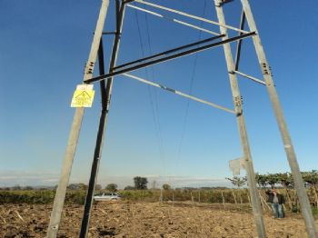 Sakarya’da Hırsızlar Elektrik Direklerinin Demirlerini Çaldılar