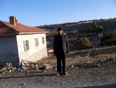 KAMIL ÖZDEMIR - Seyitgazi`de Bir Çiftlikte Yaşayan 100 Kişinin Soyadı Aynı Olması Şaşırtıyor