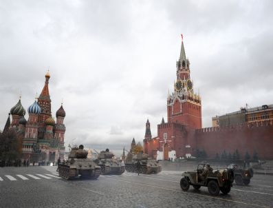 BOLŞEVIK - Sovyet Askerleri ve Tankları Kızıl Meydan’a İndi